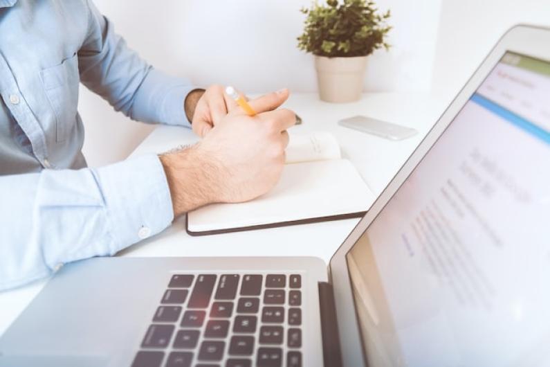 Arbeitszeugnis übersetzen: Alle Infos im Überblick Arbeitszeugnis übersetzen: Das sollten Sie wissen